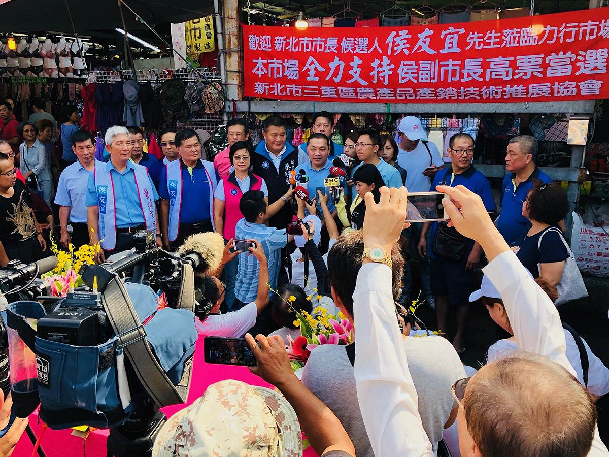 侯友宜今日正式展開百市萬攤跑起來活動。 圖 : 侯友宜競選辦公室/提供