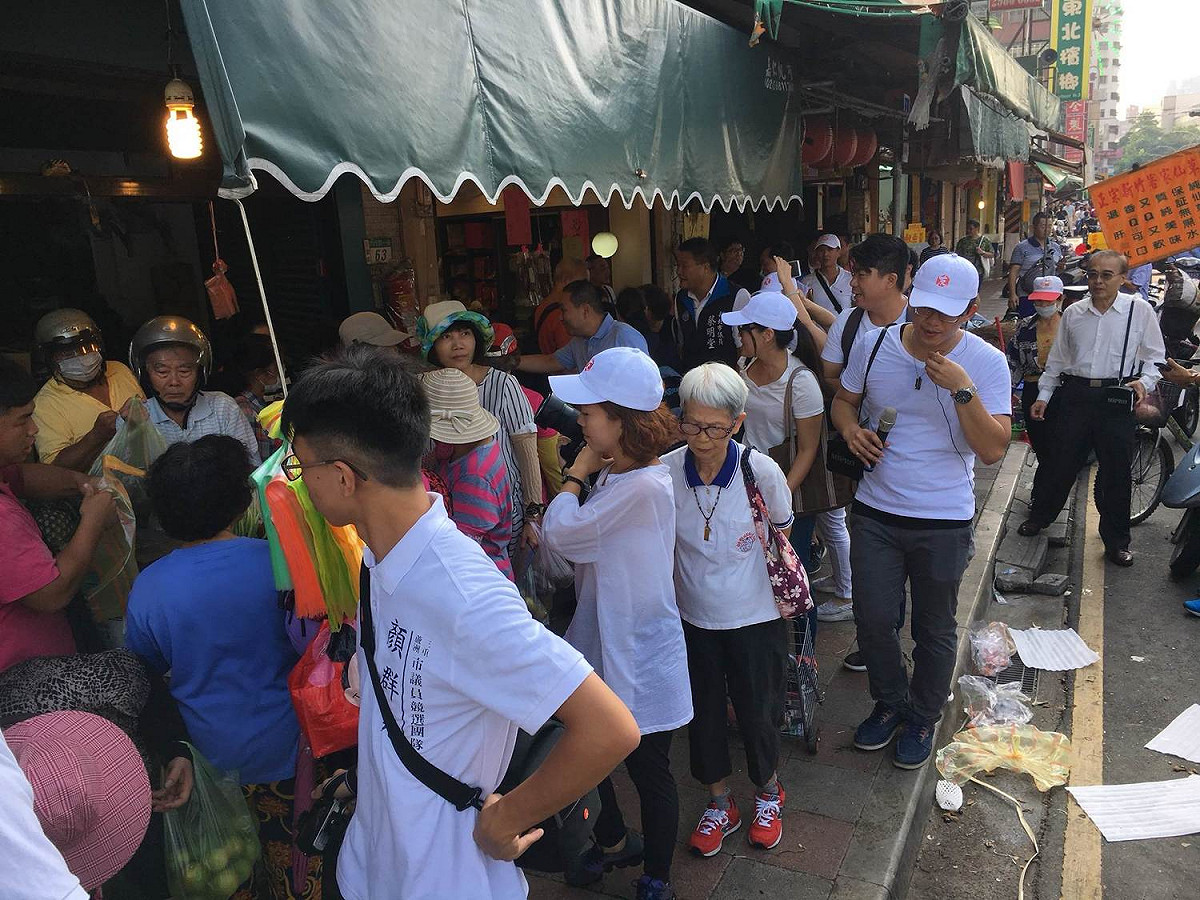 侯友宜拜訪攤商與攤商握手。 圖 : 侯辦/提供