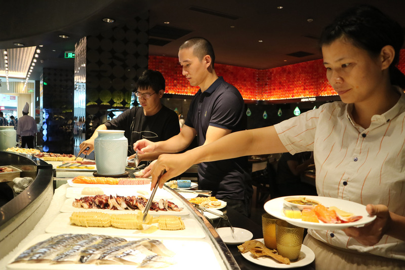 有了押金制度，陸客到吃到飽餐廳不再如以往般浪費。 圖 : 中央社