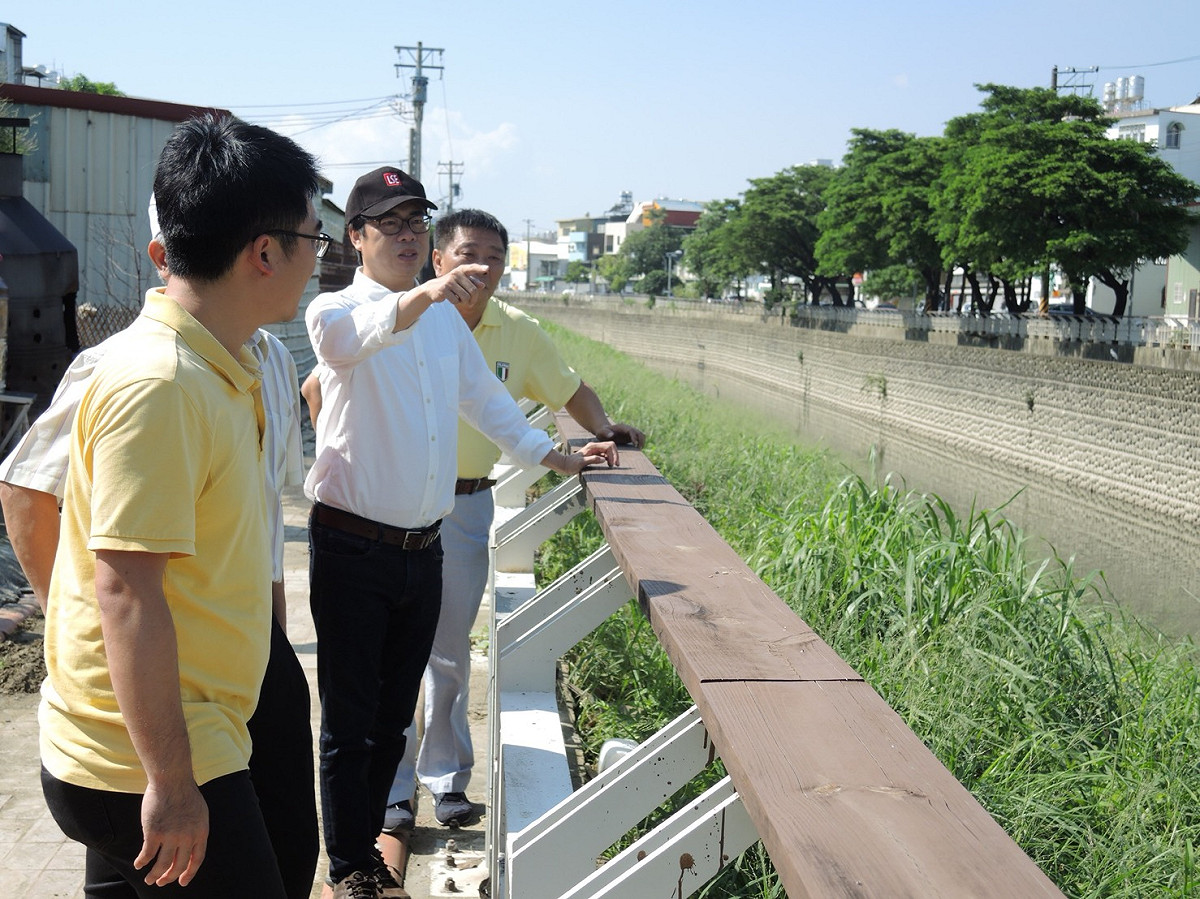 繼上週探視淹水災區，今日陳其邁再度前往仁武灣內里及岡山嘉興里。 圖：陳其邁競選辦公室/提供