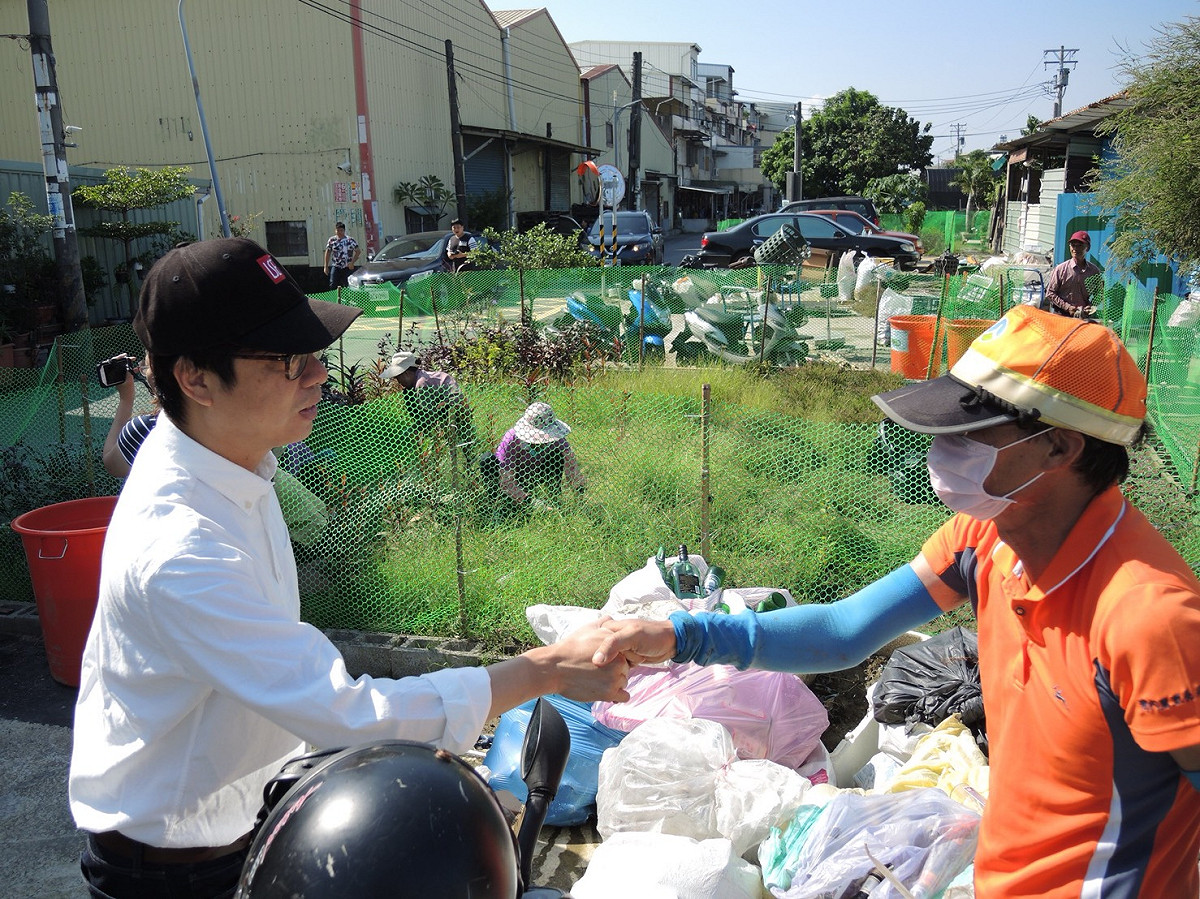陳其邁同時提到，可針對泡水汽機車撥發補助款。 圖：陳其邁競選辦公室/提供