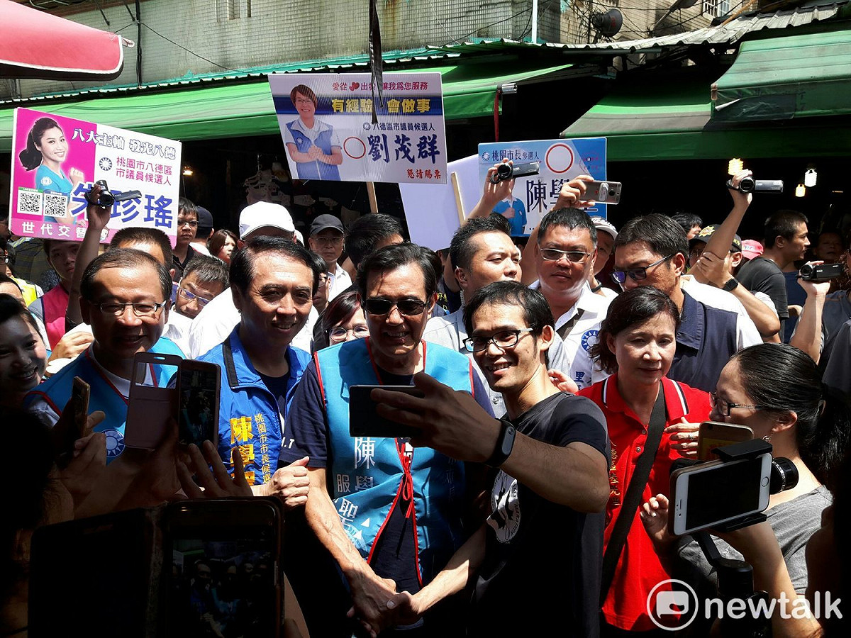 馬英九展現親民高人氣，民眾要求自拍合照都OK。 圖：林昀真／攝