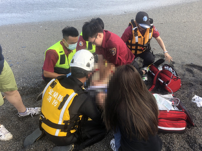 宜蘭縣消防局2日下午表示，南方澳內埤海灘2人溺水意外，其中一名女童自行上岸，但另一名男子救起時已無生命徵象，送往蘇澳榮民醫院急救。  圖：中央社（翻攝畫面）