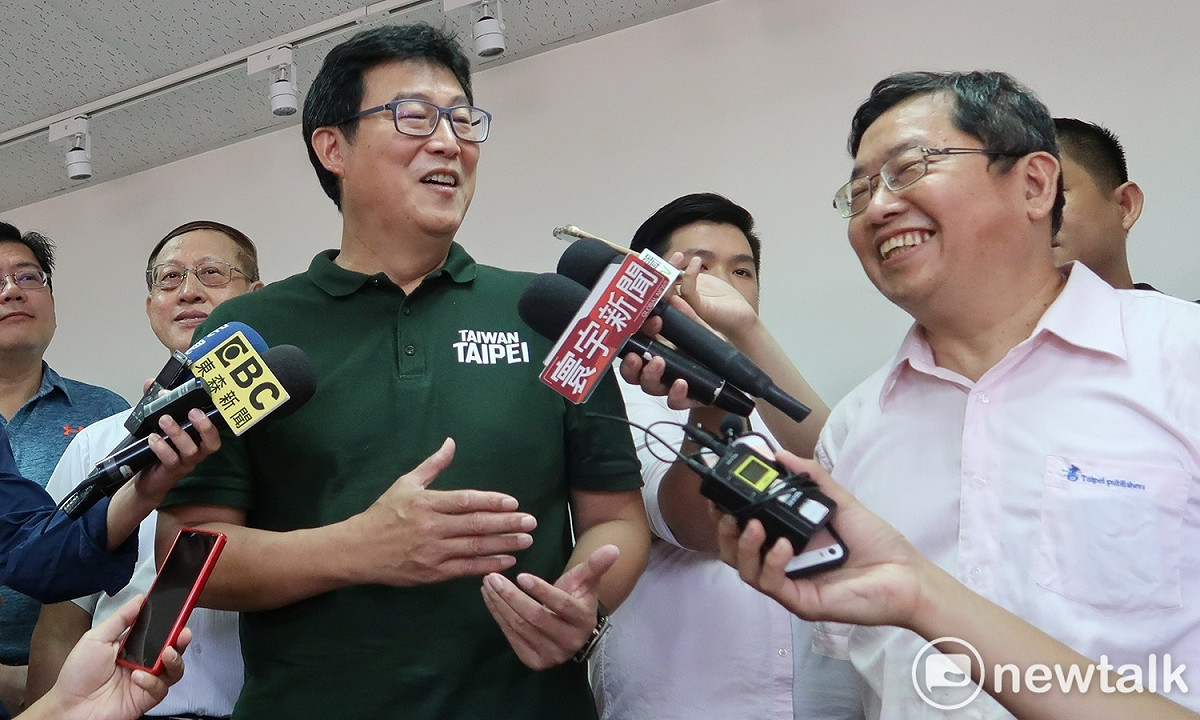 台北市出版商同業公會理事長盧欽政（右一）3日出面接見民進黨台北市長候選人姚文智。 圖：林朝億/攝