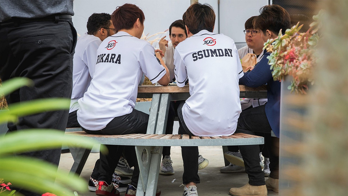 今（3）日《英雄聯盟》北美NA LCS聯賽迎來了半決賽，100 Theives（100T）以1：3敗給TL，100T的當家AD Cody Sun並沒有上場，對此也引發許多質疑，Cody Sun也特別發布推特澄清該事。 圖：翻攝自 LoL Esports Photos flickr