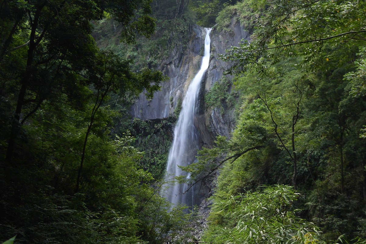 奧萬大氣勢滂礡的飛瀑，讓人看得忘我。 圖：奧萬大情報站臉書