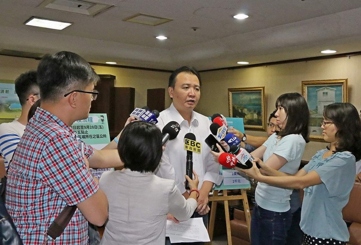高雄市府說明豪雨家戶淹水及泡水車救慰助標準。 圖 : 高雄市政府/提供