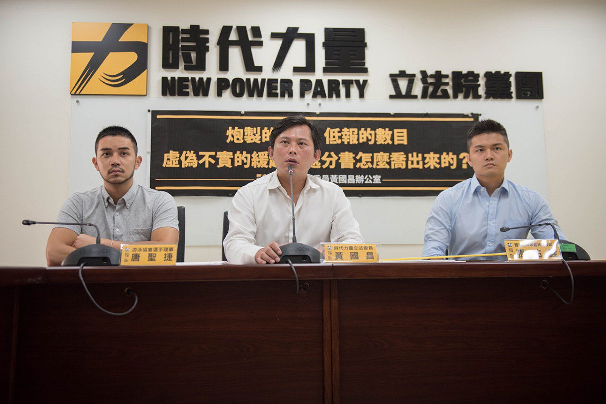黃國昌偕同泳協新任選手理事唐聖捷及體改聯會共同發起人張祐銓，接露北檢是如何將整件案情「喬出」緩起訴。 圖：黃國昌國會辦公室/提供