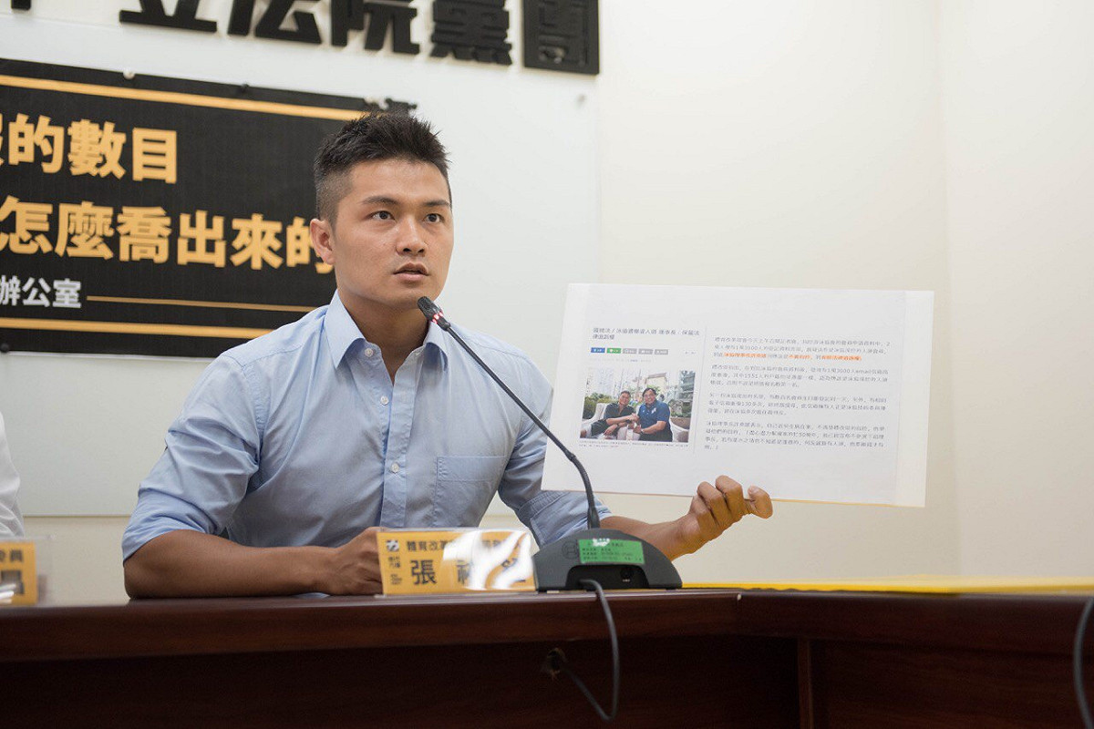 張祐銓指出，過去在改選過程中接獲灌人頭和換人頭的大量檢舉，也都一一向體育署舉報，結果體育署卻放任改選繼續進行。 圖：黃國昌國會辦公室/提供