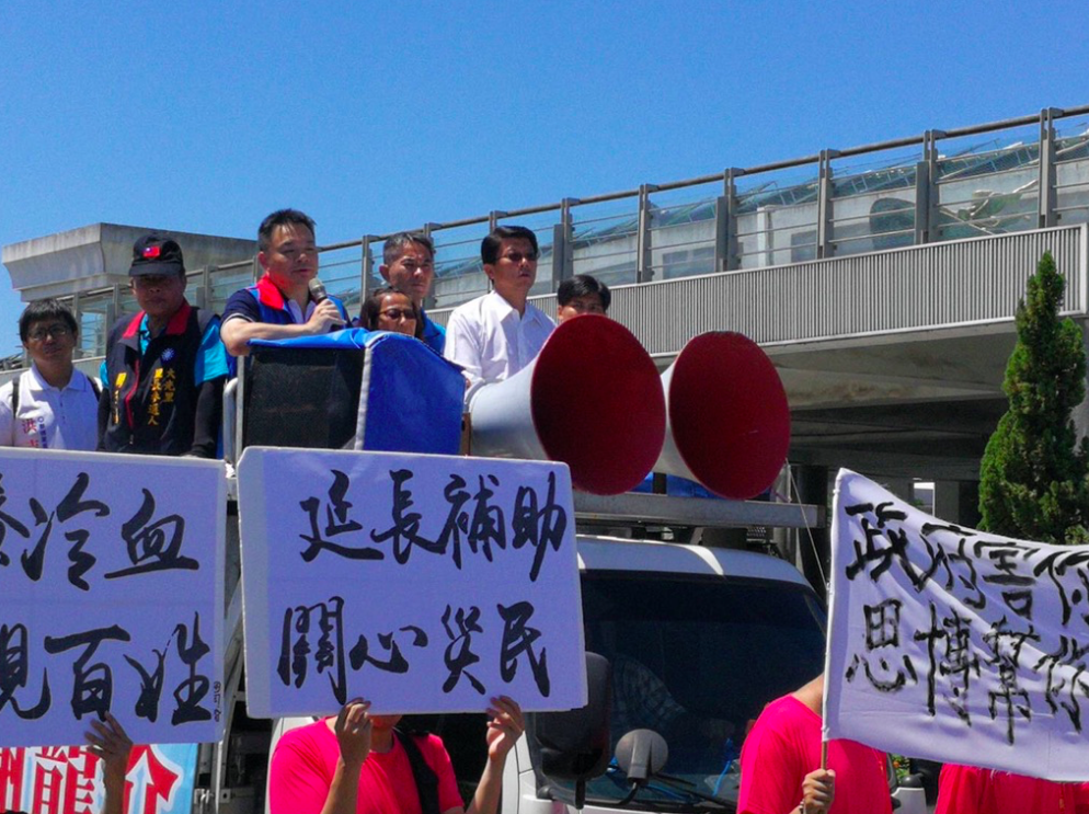 高思博、林妙香等人將北門災民帶來象徵「北門苦水」的水球丟向市府，要求提高補助至15000元、取消50公分淹水限制，以及申請延期至9月底。 圖：黃博郎攝