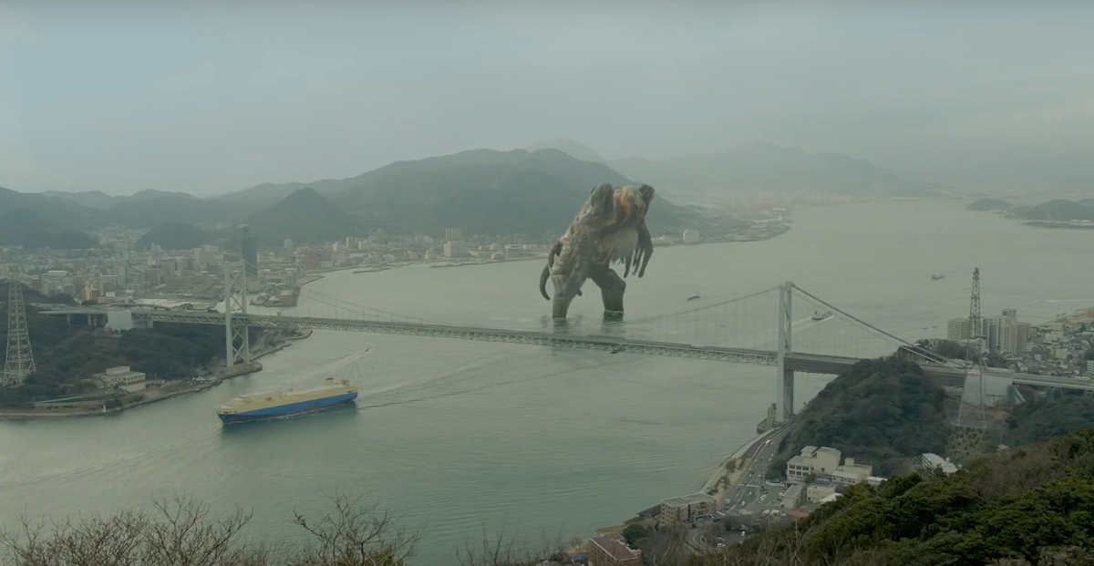 短片中強調的重點，就是關門海峽的海流流速非常驚人，連怪獸無法穩住腳步；而這隻怪獸的設定也有巧思，結合了當地名產的河豚、螃蟹及章魚，有「海鮮丼」之稱的怪獸。 圖：翻攝youtube