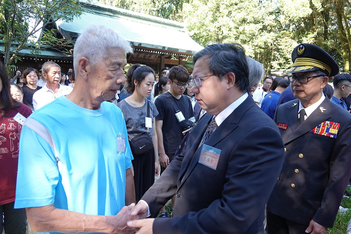 桃園市長鄭文燦主祭後一一跟家屬握手致意。 圖：林昀真／攝