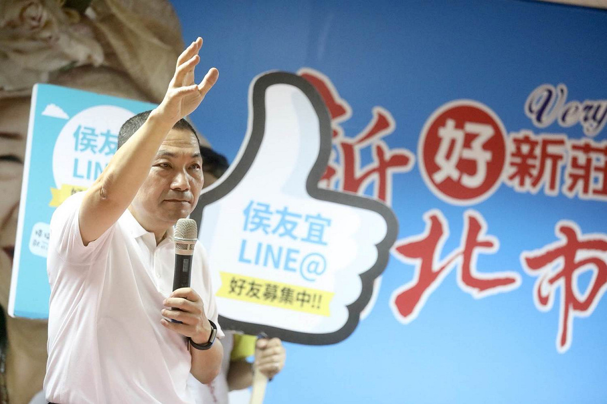 侯友宜指出，新莊老街在都更的過程當中，不是只有拆，更要保有原有的歷史，允諾會展現執行力跟魄力，讓新莊老街能夠「新舊並存、風華再現」。  圖：侯友宜競選辦公室／提供