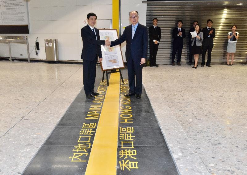 廣深港高鐵香港段通車在即，《一地兩檢條例》4日開始實施，港府運輸及房屋局局長陳帆（右）3日晚間與深圳市人民政府副秘書長楊修友（左）舉行交接。 圖：翻攝香港特別行政區政府官網
