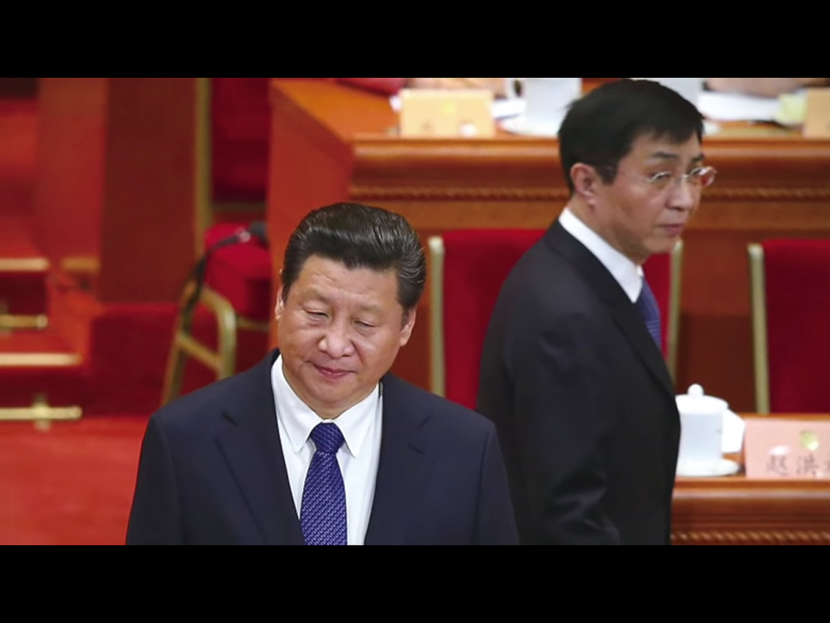 王滬寧（右）負責朝鮮問題與思想宣傳工作，很適合代替習近平（左）出訪。2018年，朝鮮最高領導人金正恩三次訪問中國時，王滬寧都參與其中。 圖：翻攝自Youtube