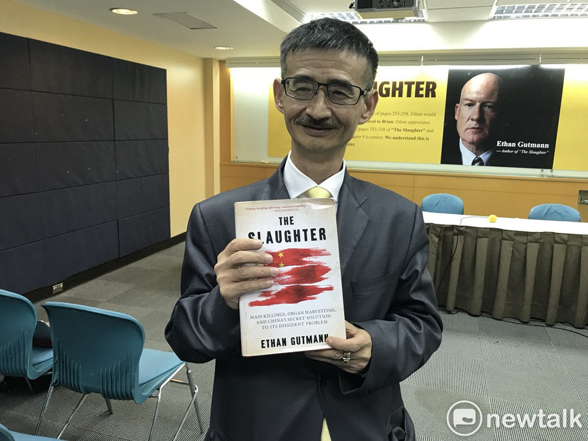 作家吳祥輝與《屠殺》一書合影。 圖 : 周煊惠 / 攝