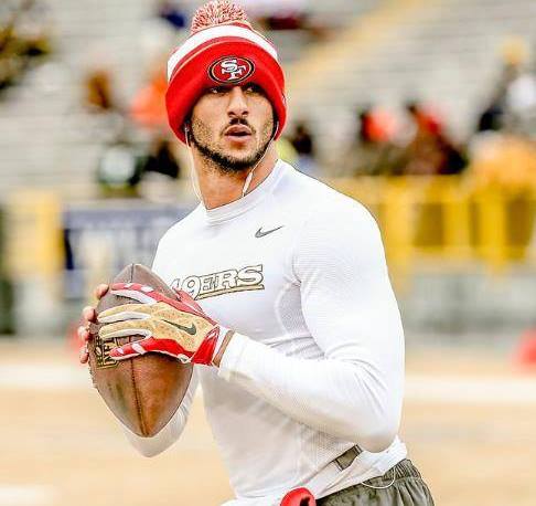 NFL的球員卡珀尼克（Colin Kaepernick）2016年在賽前國歌演奏期間單膝跪地，抗議種族不公，掀起政治風暴。 圖：翻攝Colin Kaepernick臉書