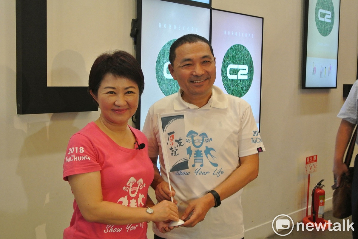 侯友宜回贈盧秀燕「厚友誼」小旗子。 圖 : 唐復年/攝