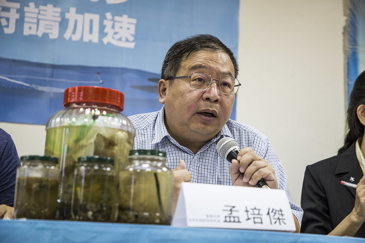 東華大學海洋生物研究所所長、台灣珊瑚礁學會理事長孟培傑教授表示，高雄紅毛港外海的泡沫物質「酚」含量高達0.0123毫克公升。 圖：黑潮海洋文教基金會/提供