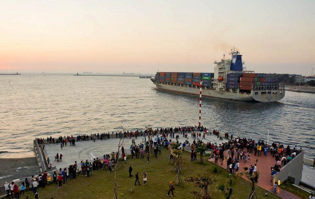 「黑潮海洋文教基金會」在高雄紅毛港外海，發現不明濃稠泡沫潮界線化驗報告，「酚」的含量超過環保署公告標準值近2.5倍。 圖：翻攝紅毛港文化園區