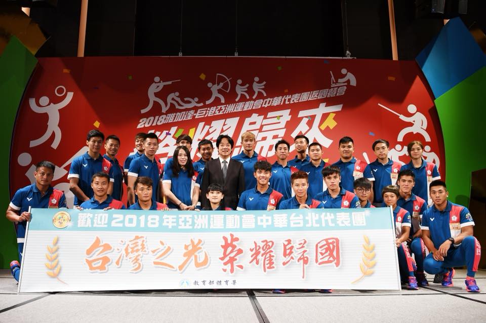 國慶籌備委員會擬邀請奪牌選手參加國慶遊行；國手們將從總統府前經過後，展開英雄式的列車大遊行，屆時民眾可與國手們近距離接觸。（圖為賴清德與台灣亞運選手合影） 圖：翻攝賴清德臉書