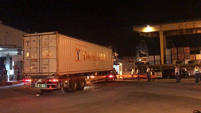 核四廠第2批燃料棒5日深夜0時運離廠區，12輛貨櫃車在警方沿路戒護下，深夜1時抵達基隆港西19碼頭，等待吊掛上貨輪送至美國。 圖：中央社