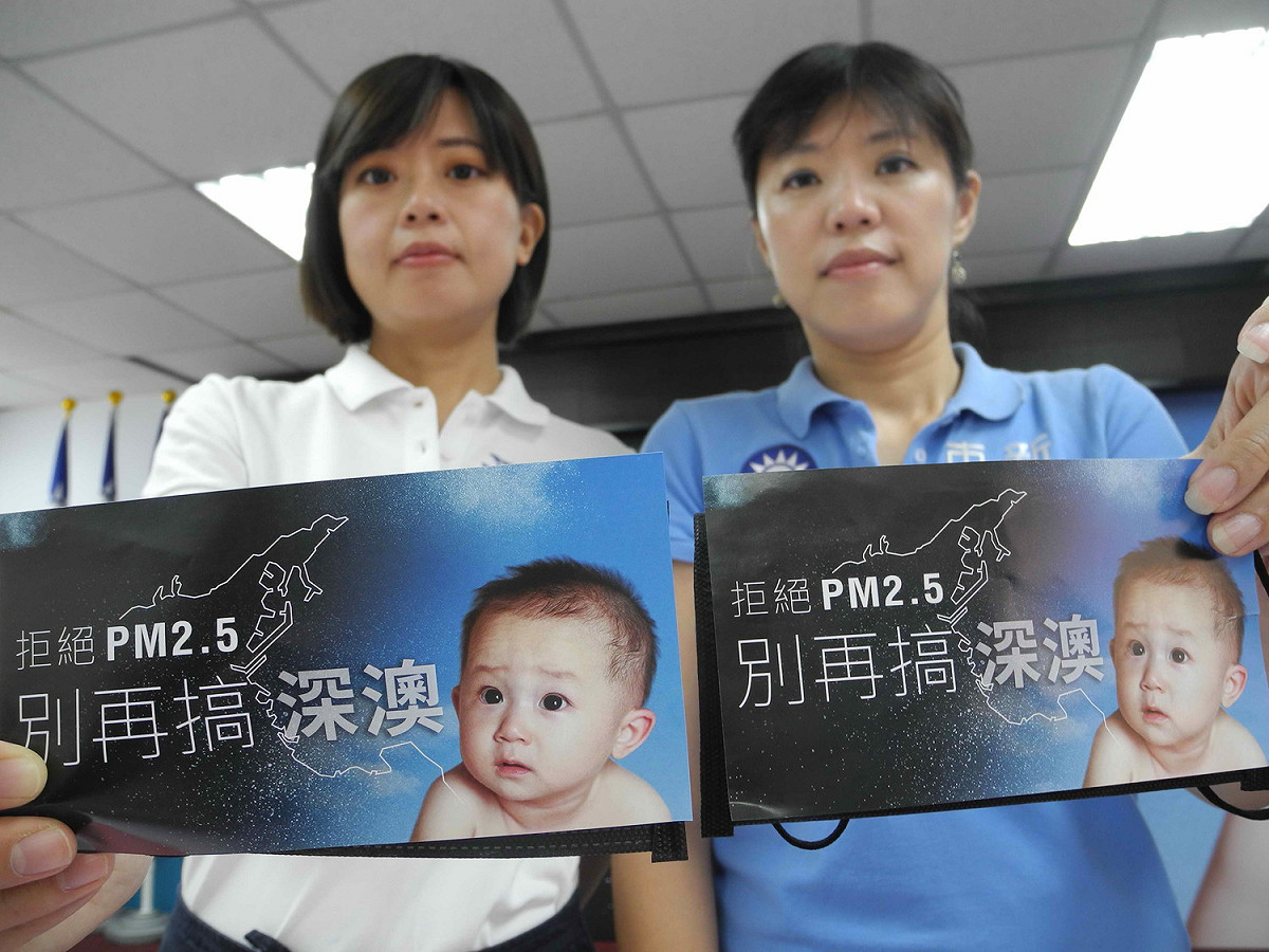 已為人母的唐慧琳（右）、準媽媽江怡臻，出示即將發放的黑色口罩上有幼兒照片，凸顯反深澳訴求。 圖：王峻昌/攝