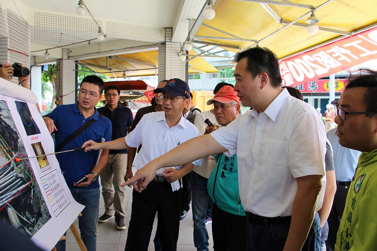 高雄市長許立明今（5）日視察心和平路口路面復原情形。 圖：高雄市政府/提供