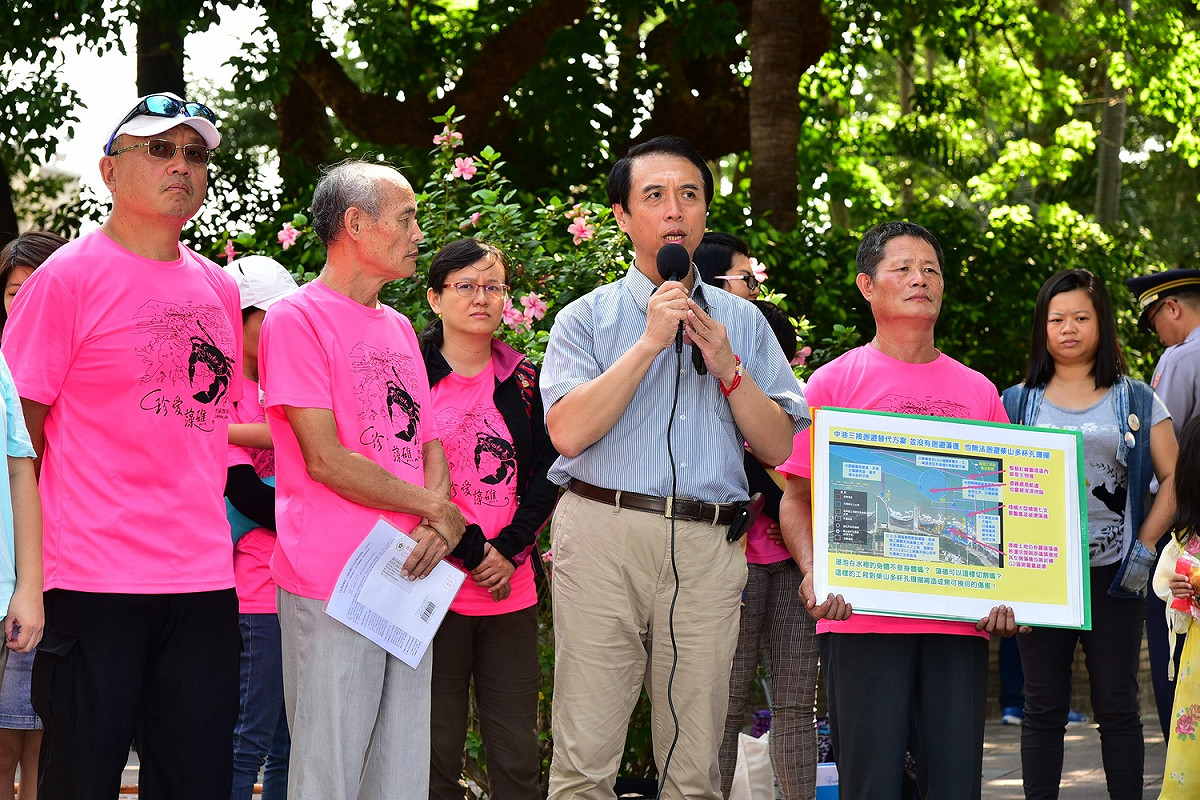 國民黨桃園市長參選人陳學聖批「鄭文燦和蔡英文很有默契的忘了當初對藻礁的守護。」 圖：陳學聖競選辦公室／提供