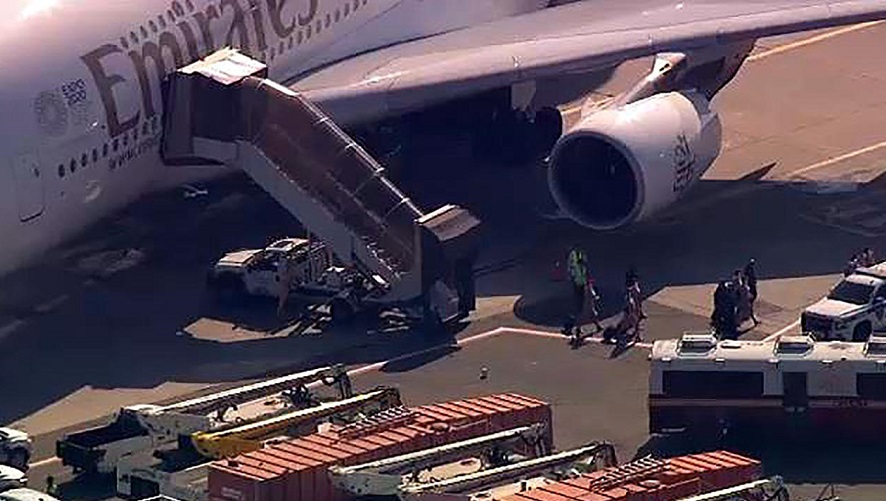 阿聯酋航空一架由杜拜飛美國紐約班機，機上傳出有多名乘客發燒病倒。 圖：翻攝abc7NY推特