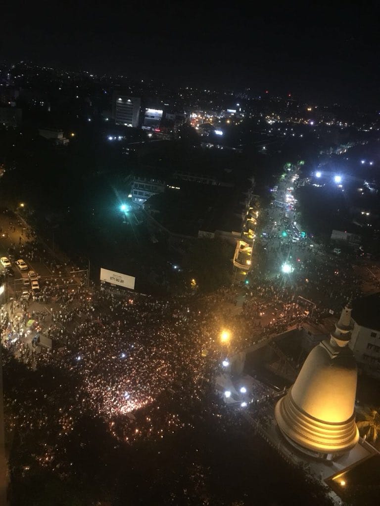 斯里蘭卡反對派怒嗆現任政府賣國，5日發動萬人遊行，場面驚人。 圖：翻攝Namal Rajapaksa推特