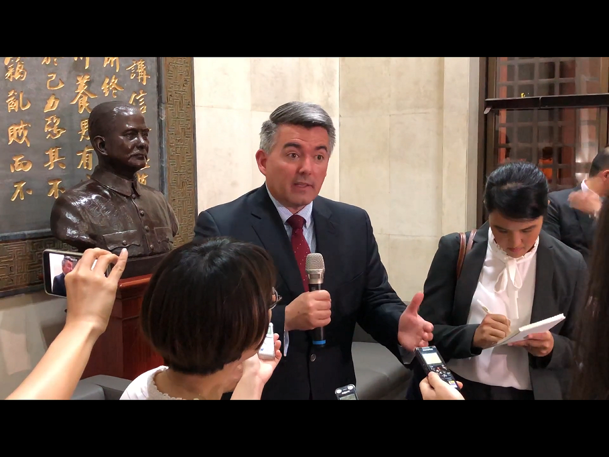 共和黨參議員賈德納（如圖）在星期三發出的聲明中表示，美國將「運用所有工具支援台灣在國際舞臺的地位」，並強調這個不分黨派的法案將要求美國「採取政府一盤棋的做法抵抗中國對台灣的霸凌」，並對那些「正在考慮從台灣轉向中國靠攏的國家發出強烈資訊，那就是這麼做是會有後果的」。 圖：翻攝自Youtube（資料照片）
