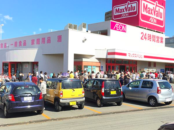 今（6）日北海道強震，停水停電後，民眾紛紛跑去商店購買存糧，度過這次震災。 圖：翻攝Instagram