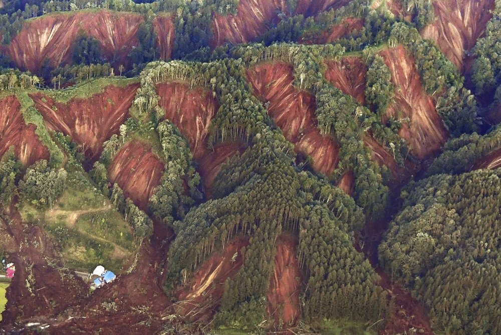 日本北海道今天發生芮氏規模6.7級地震，造成該區域發生大量土石流及走山事件。 圖：美聯社/達志影像