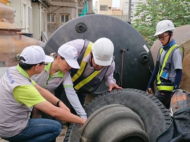 高雄市再新增一例本土登革熱個案，個案所屬工作地位於旗津中洲輪渡站旁，部分家戶棄置輪胎積水且已孳生病媒蚊幼蟲，隨著連續降雨，環保、衛生單位查獲病媒孳生源開單告發數量已連續3週呈現上升趨勢。 圖：高雄市衛生局 / 提供