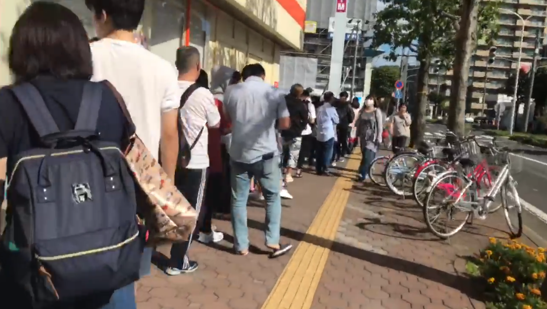 臉書粉專「台灣女孩的北海道生活」po出北海道當地災後現場，民眾井然有序地排隊添購物資。 圖：翻攝自臉書粉專「台灣女孩的北海道生活」