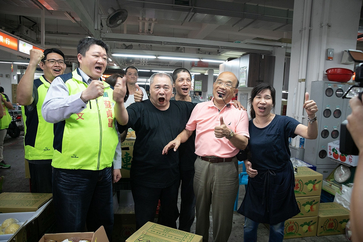 媒體今日發佈新北市最新民調結果，侯友宜獲39.86％支持度、蘇貞昌獲30.89％支持度，29.25％受訪者未表態，兩人差距8.97個百分點。另外，有40.44％受訪者看好侯友宜當選，蘇貞昌看好率則為20.27％，沒有意見的受訪者39.29％。圖為資料照片。 圖：蘇貞昌競選辦公室/提供