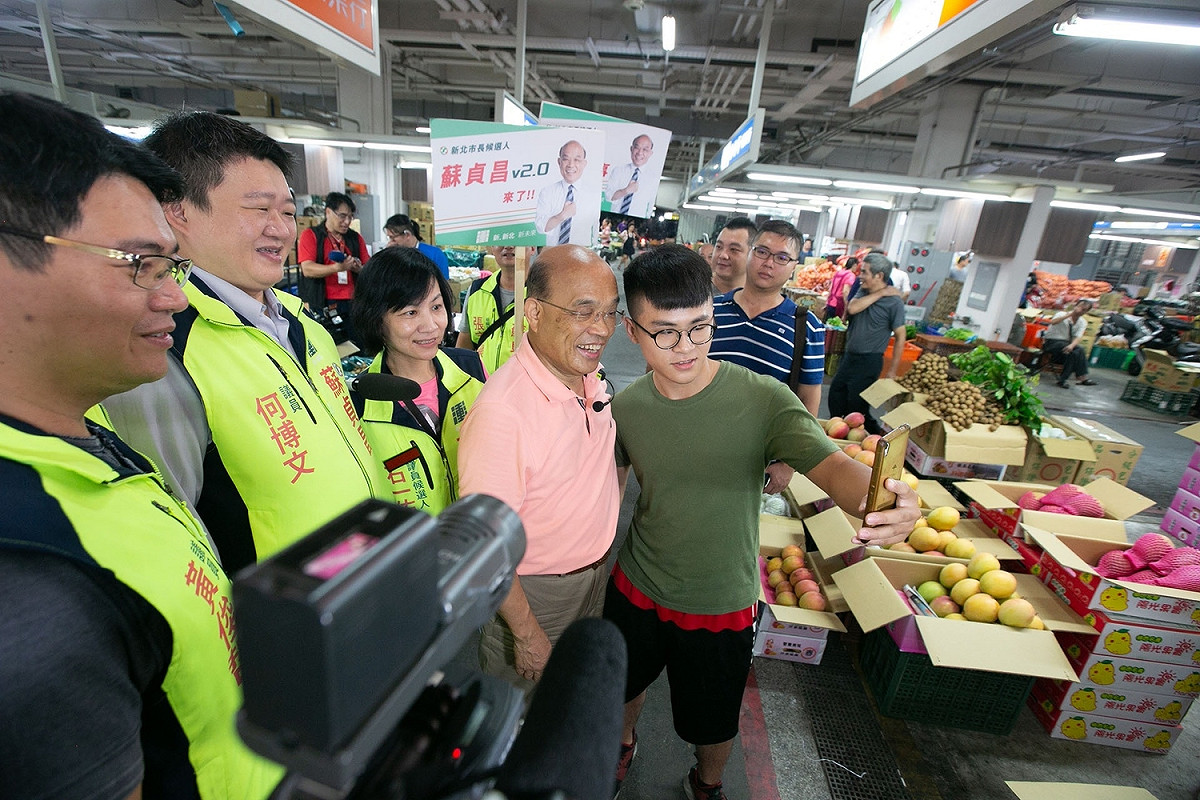 有民眾搶著與蘇貞昌自拍。 圖：蘇貞昌競選辦公室/提供