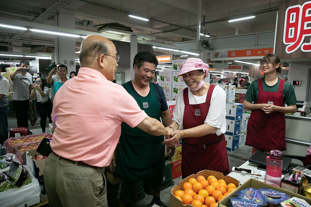 蘇貞昌緊握每一雙民眾的手噓寒問暖。 圖：蘇貞昌競選辦公室/提供