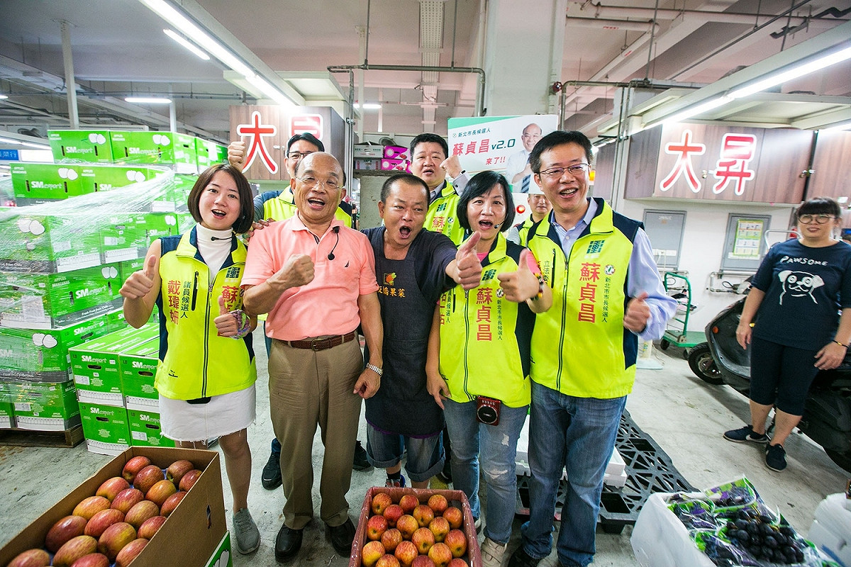 蘇貞昌到果菜批發市場掃街與民眾合照。 圖：蘇貞昌競選辦公室/提供