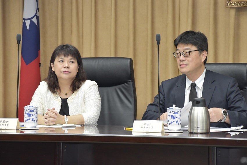 陸委會副主委李麗珍（左）、邱垂正（右）今天召開「壯大臺灣八大策略－因應中國大陸對臺31項措施」實施成果報告。 圖：趙婉淳／攝