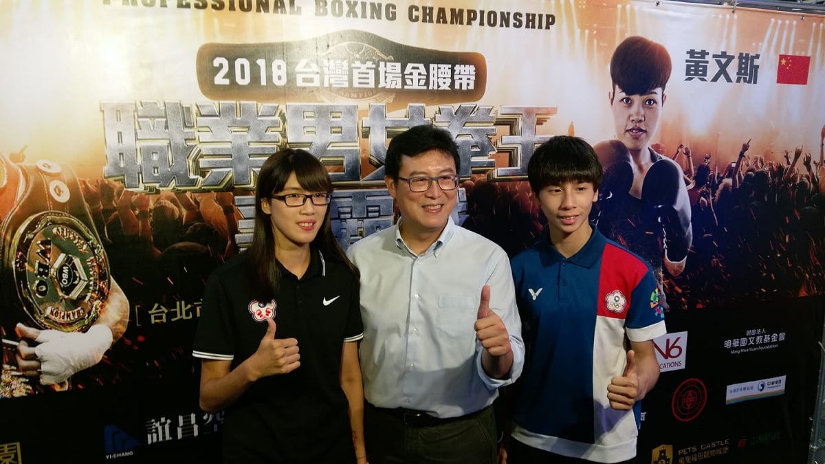 姚文智與亞運拳擊銅牌選手林郁婷（右）、黃筱雯（左）合影。 圖：陳佩君／攝