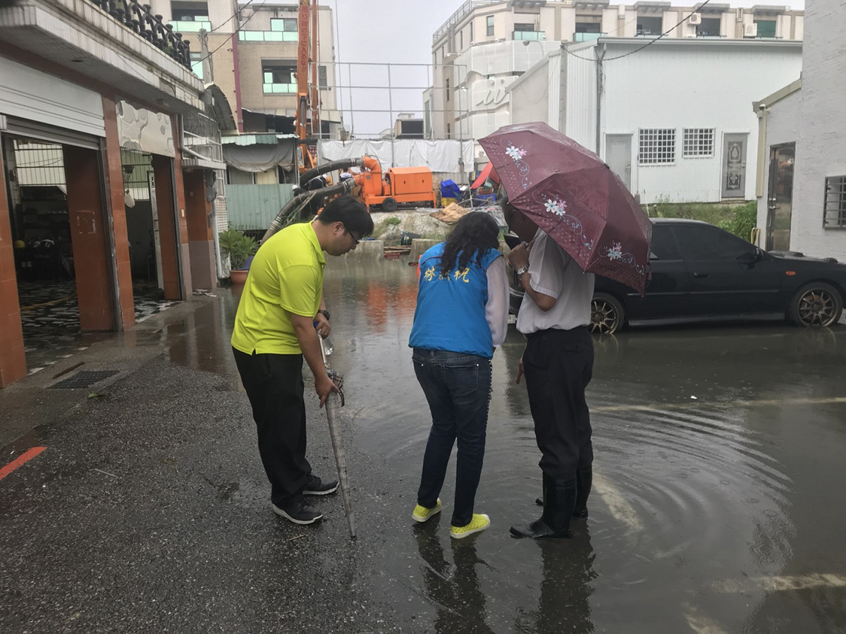 台南永康區中華路125巷在今(6)日一陣雨後發生積水狀況。 圖：台南市政府/提供