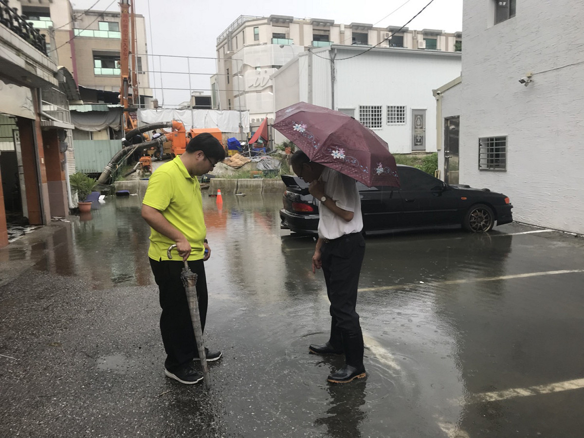 下午兩點市政府已經先調派3輛抽水車到場，另5部大型抽水機也陸續完成安裝並開始作業。 圖：台南市政府/提供