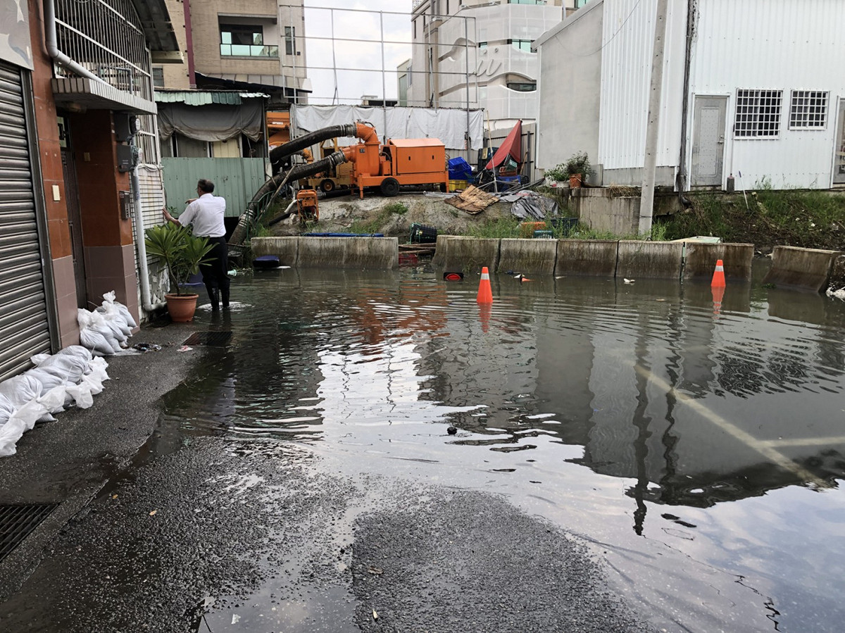 現積水已逐漸消退，市政府也正調派拖吊車協助相關作業。 圖：台南市政府/提供
