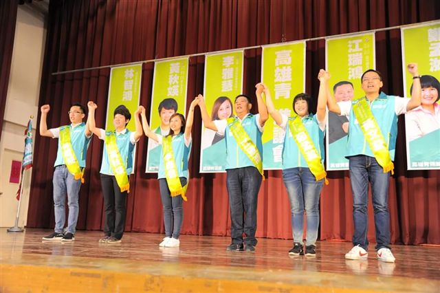 民進黨6位投入高雄市議員選舉新血，6日宣布成立「高雄青」連線。 圖：立委趙天麟服務處