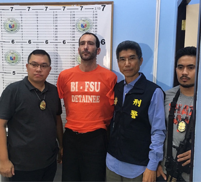 台菲警方合作下，涉嫌在台殺害加拿大籍男子分屍的美國、以色列籍的孫姓嫌犯，5日深夜在馬尼拉北郊落網，刑事局駐菲聯絡官到場協助。 圖：菲國警方/提供