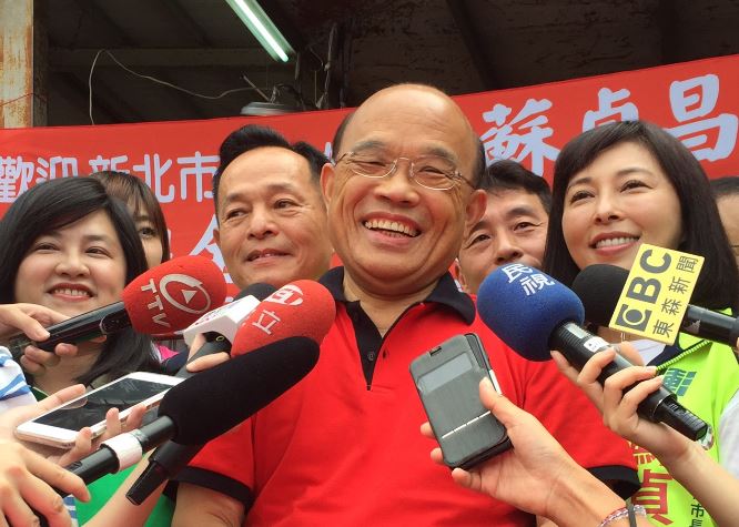 蘇貞昌說他當縣長的時候30年以上的房子才9萬2千件，現在是67萬件，允諾若當市長，一定會以過去他在推動新板特區的魄力及執行力，改善新北過去8年都更牛步情況。 圖：蘇貞昌競選辦公室／提供