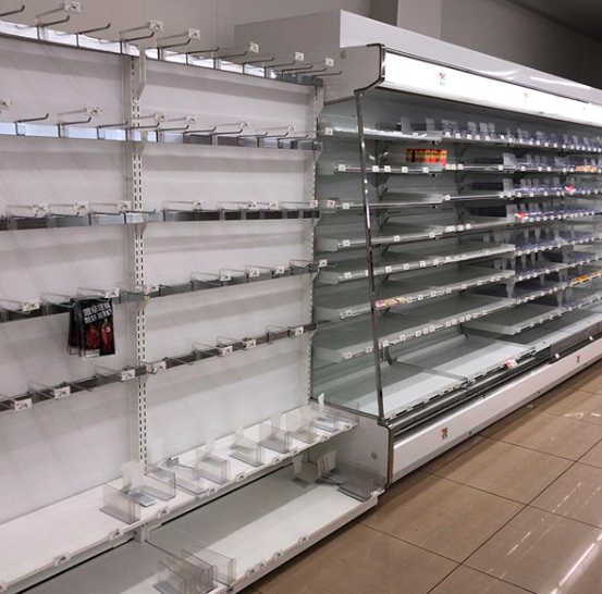 超市內的東西全部搶購一空。 圖：翻攝推特