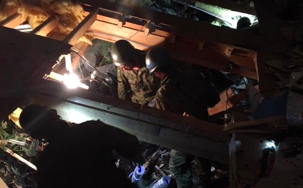 日本陸上親衛隊救援因地震遭房屋掩埋的民眾。 圖：翻攝推特